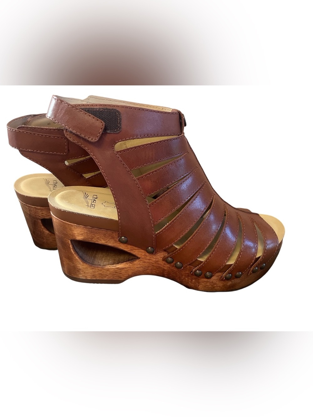 Dansko Adie Strappy platform sandal with woodgrain cut-out wedge. Leather sz 42
